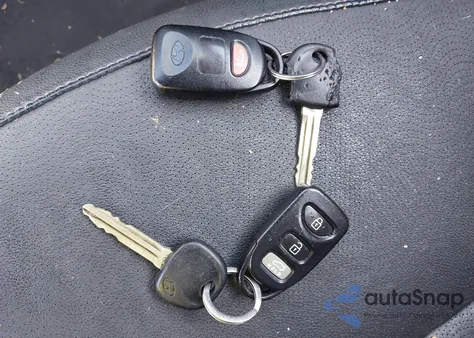 2013 Hyundai Elantra Limited z USA, uszkodzony, nr VIN 5NPDH4AE7DH216531